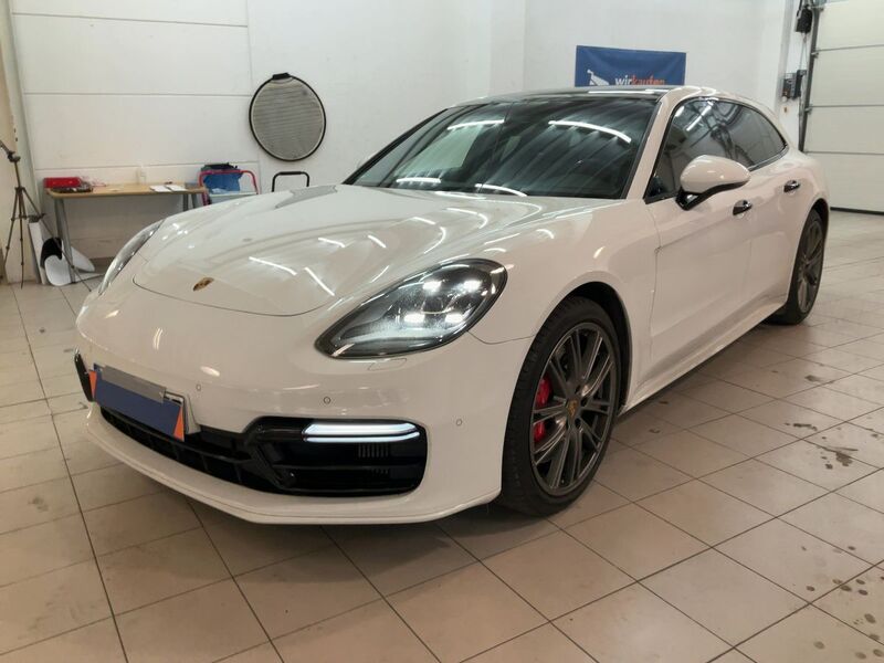 Porsche Panamera blanche livrée