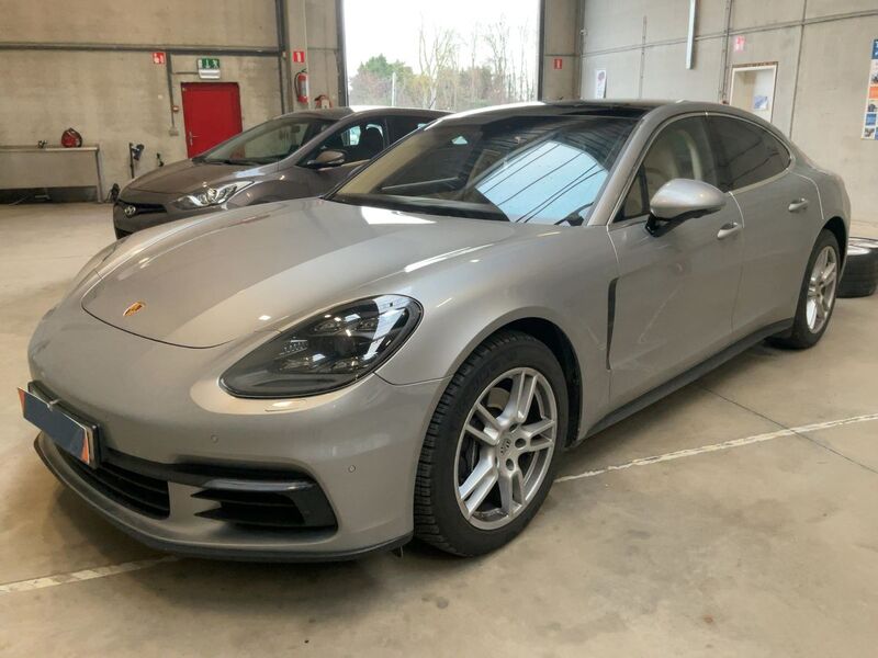 Porsche Panamera grise livrée